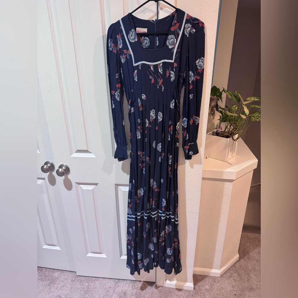 Vintage Women's Navy Floral Long Sleeve Maxi Dress